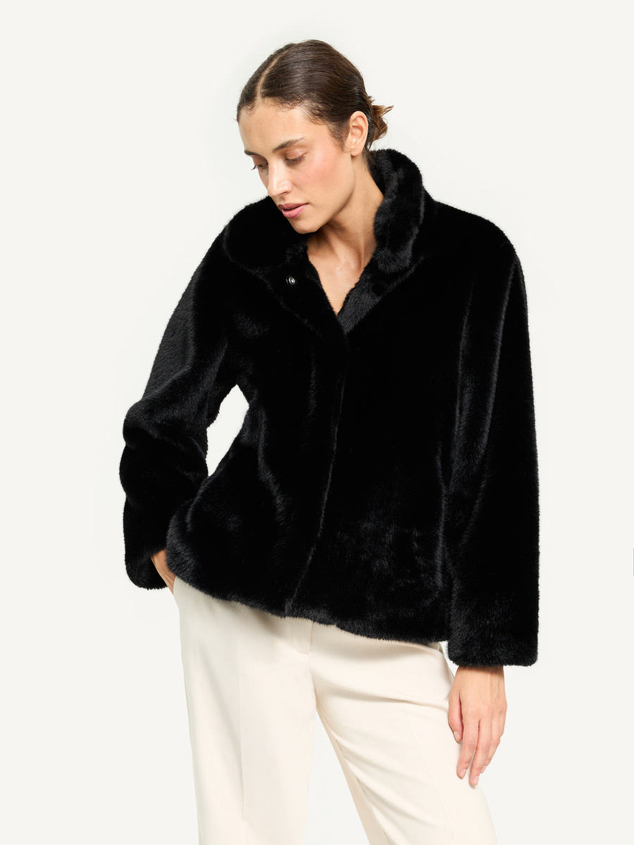 Short faux-fur with a stand-up collar