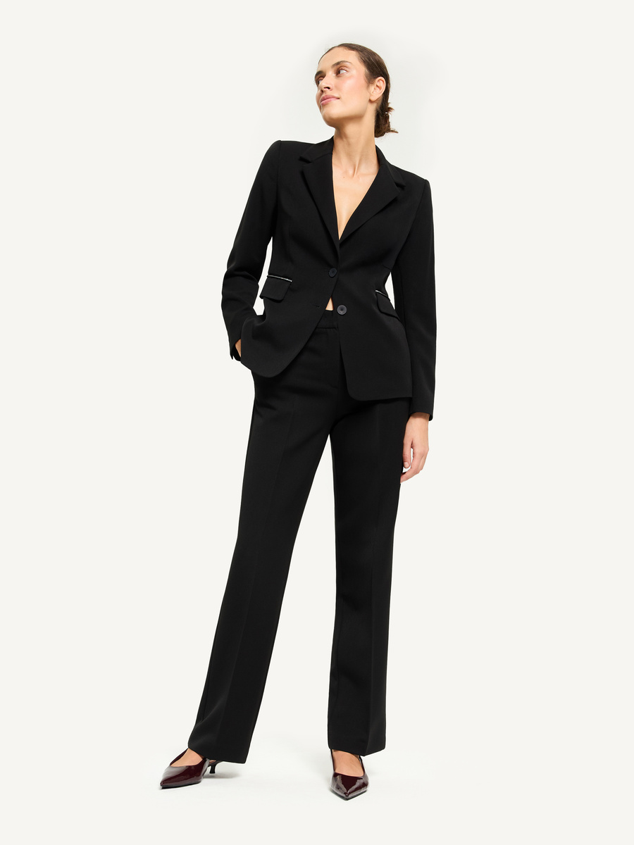 Wieczorowy garnitur z ozdobnymi kieszeniami - czarny