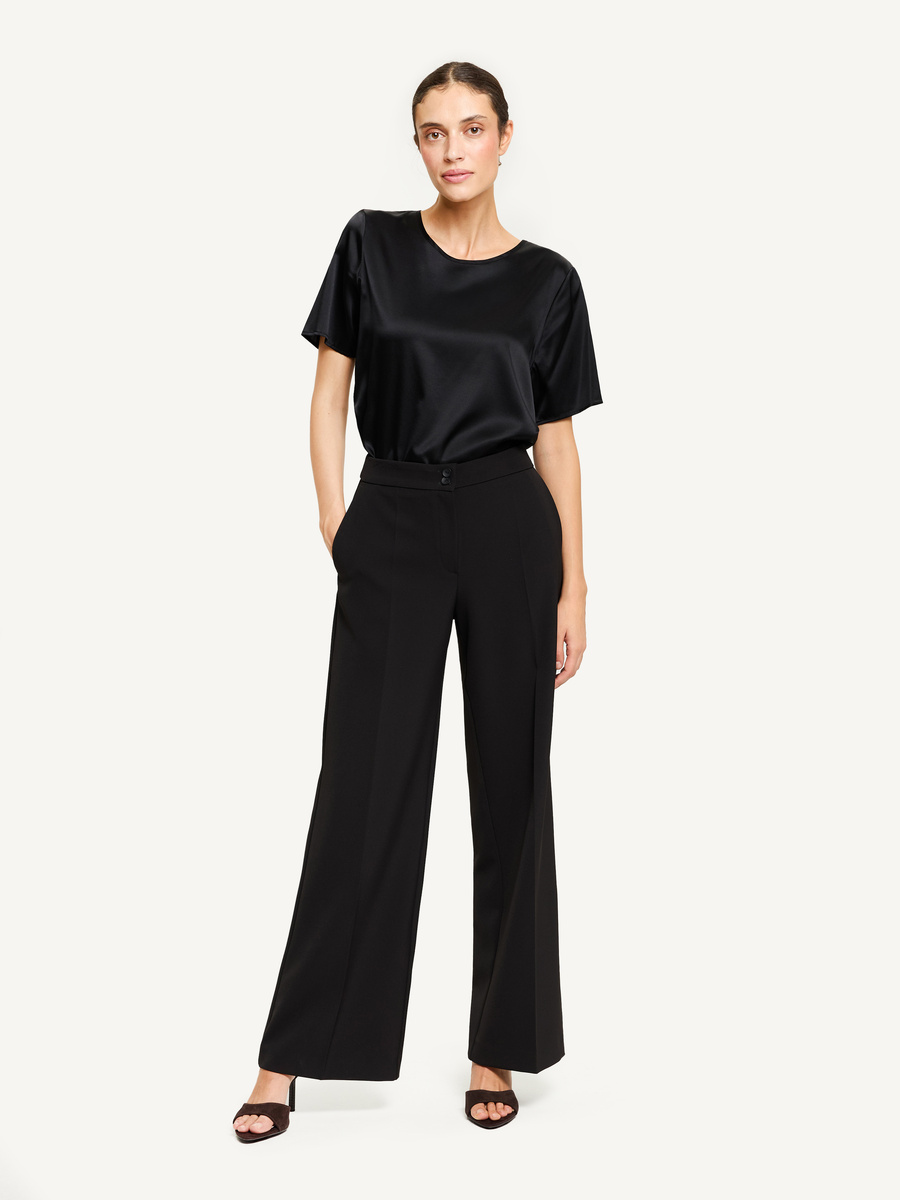 Czarne spodnie z szerokimi nogawkami i kantem