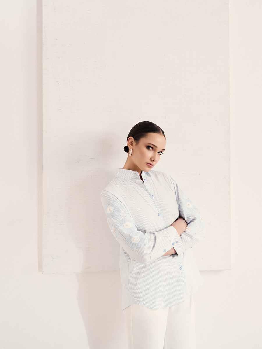 Koszula z haftowanymi rękawami