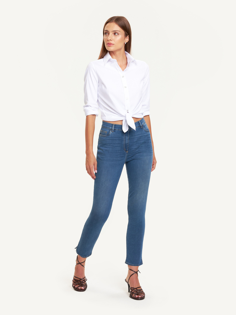 Niebieskie spodnie jeansowe z rozporkami