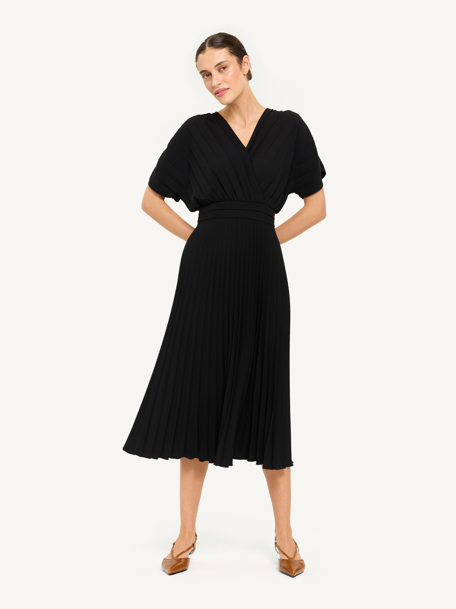 Pleated dress with neckline