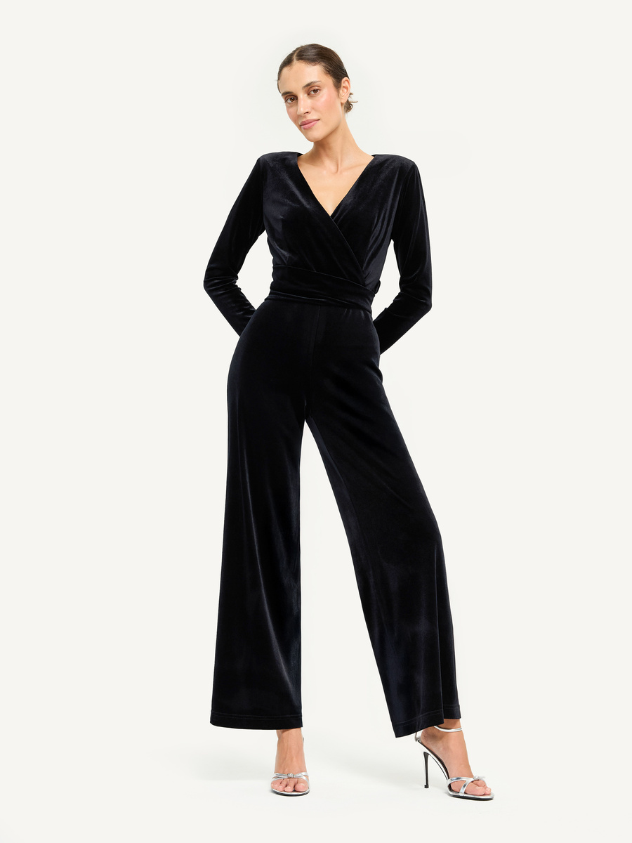 Kombinezon welurowy z kopertowym dekoltem i ozdobnym wiązaniem w talii - czarny