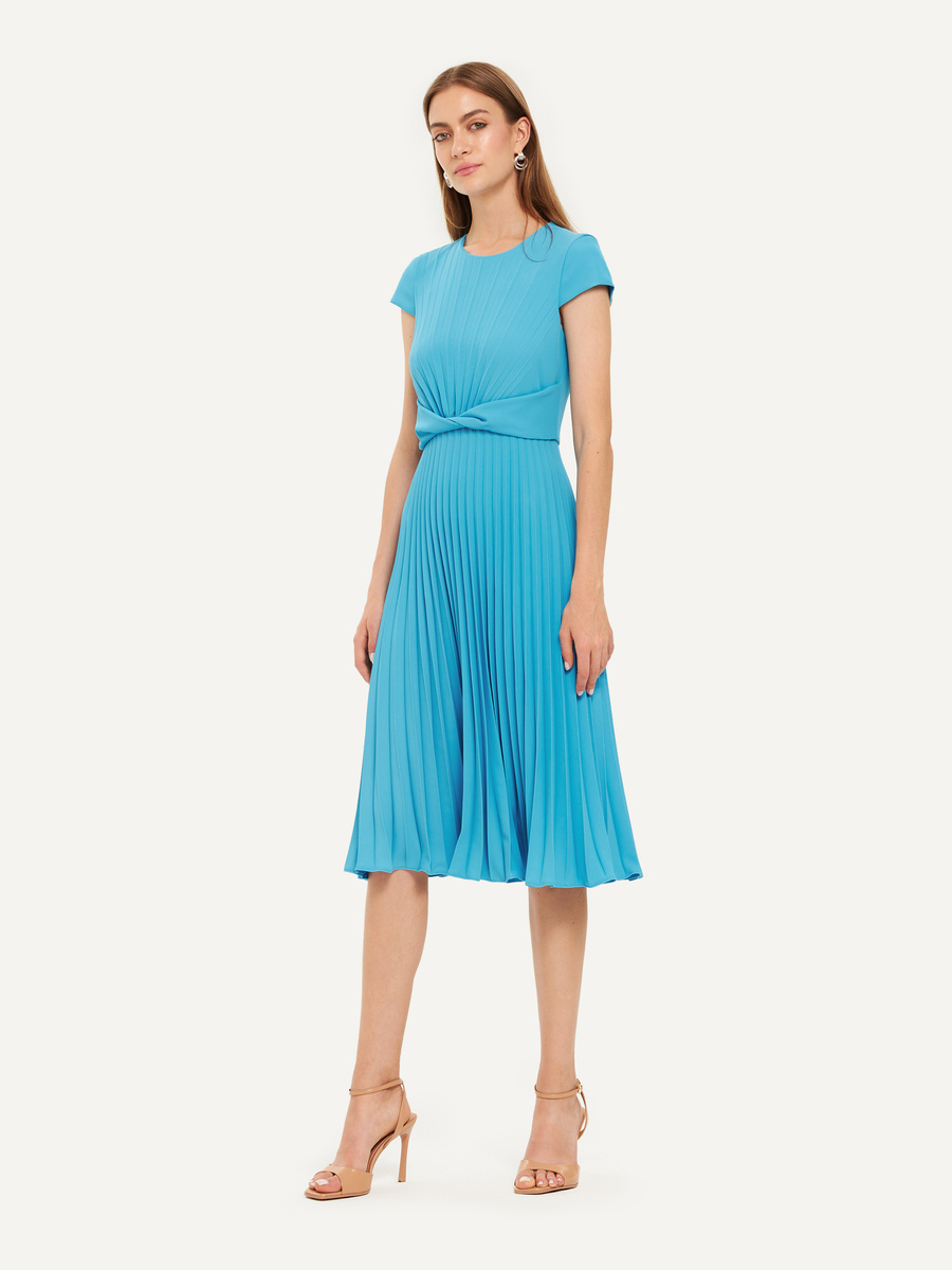 Sukienka plisowana z ozdobnym pasem