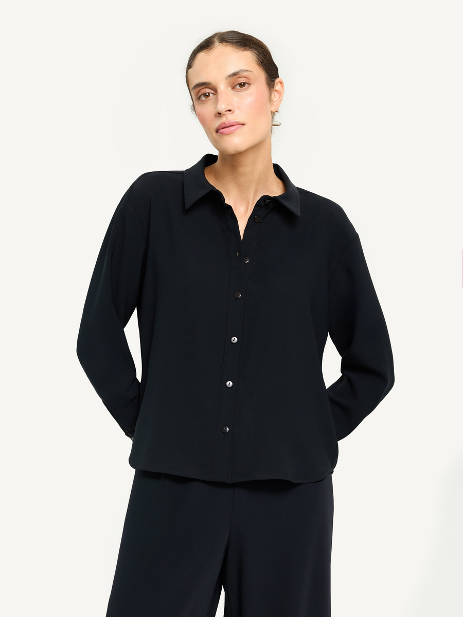 Czarna bluzka z kołnierzykiem i guzikami